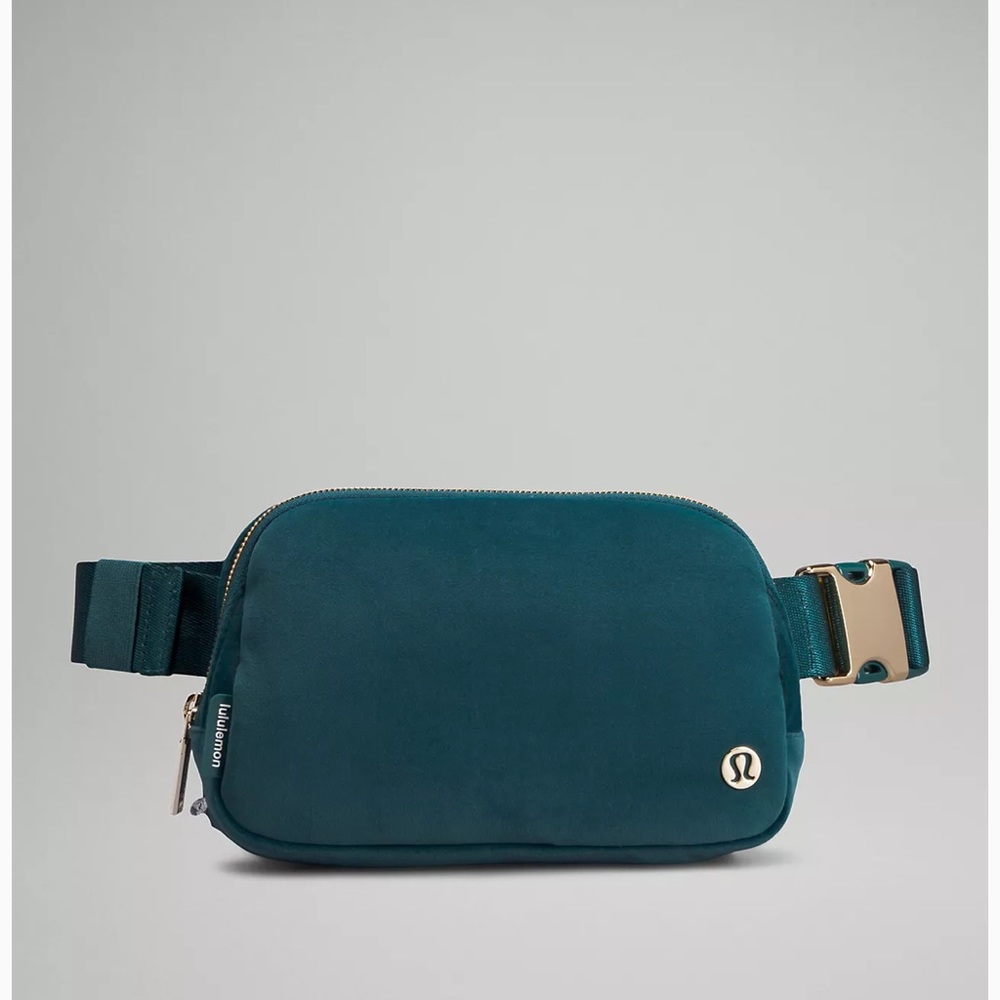 🍋LULULEMON ATHLETICA | Everywhere Belt Bag 1L Velour in Green Jasper/Gold